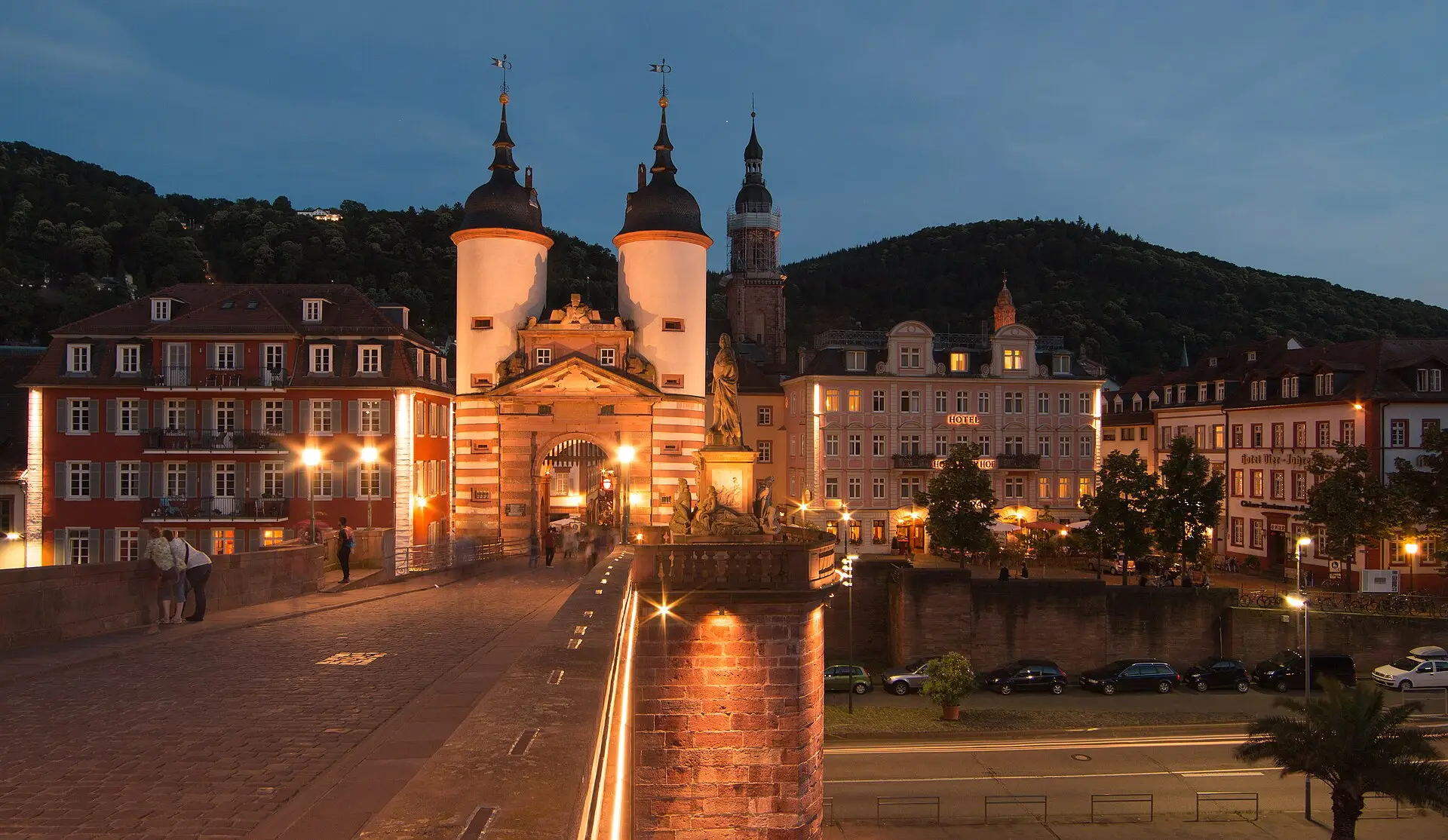 Brückentor mit den zwei Türmen am Abend, Blick von der Alten Brücke