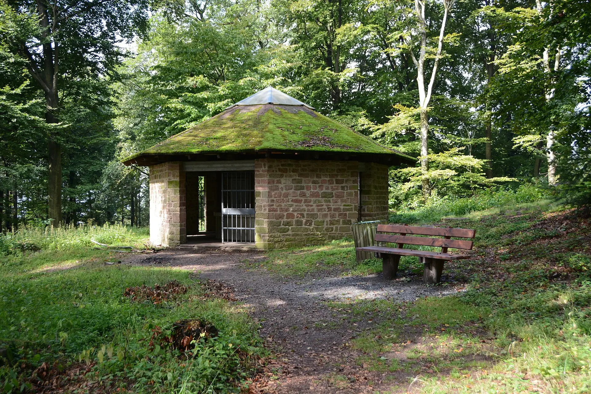 Häuschen über dem Heidenloch, einem alten Brunnenschacht auf dem Heiligenberg