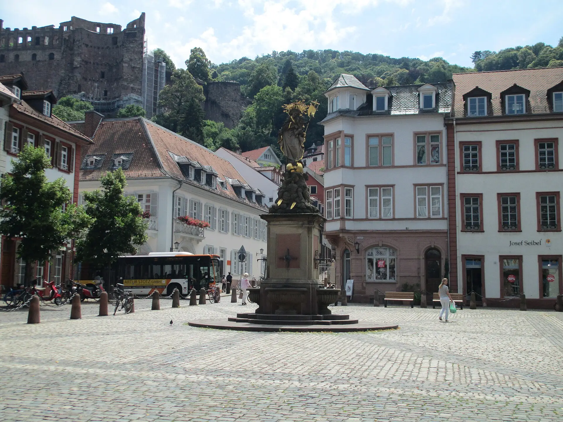 Kornmarkt mit Madonna und Blick hinauf zum Heidelberger Schloss