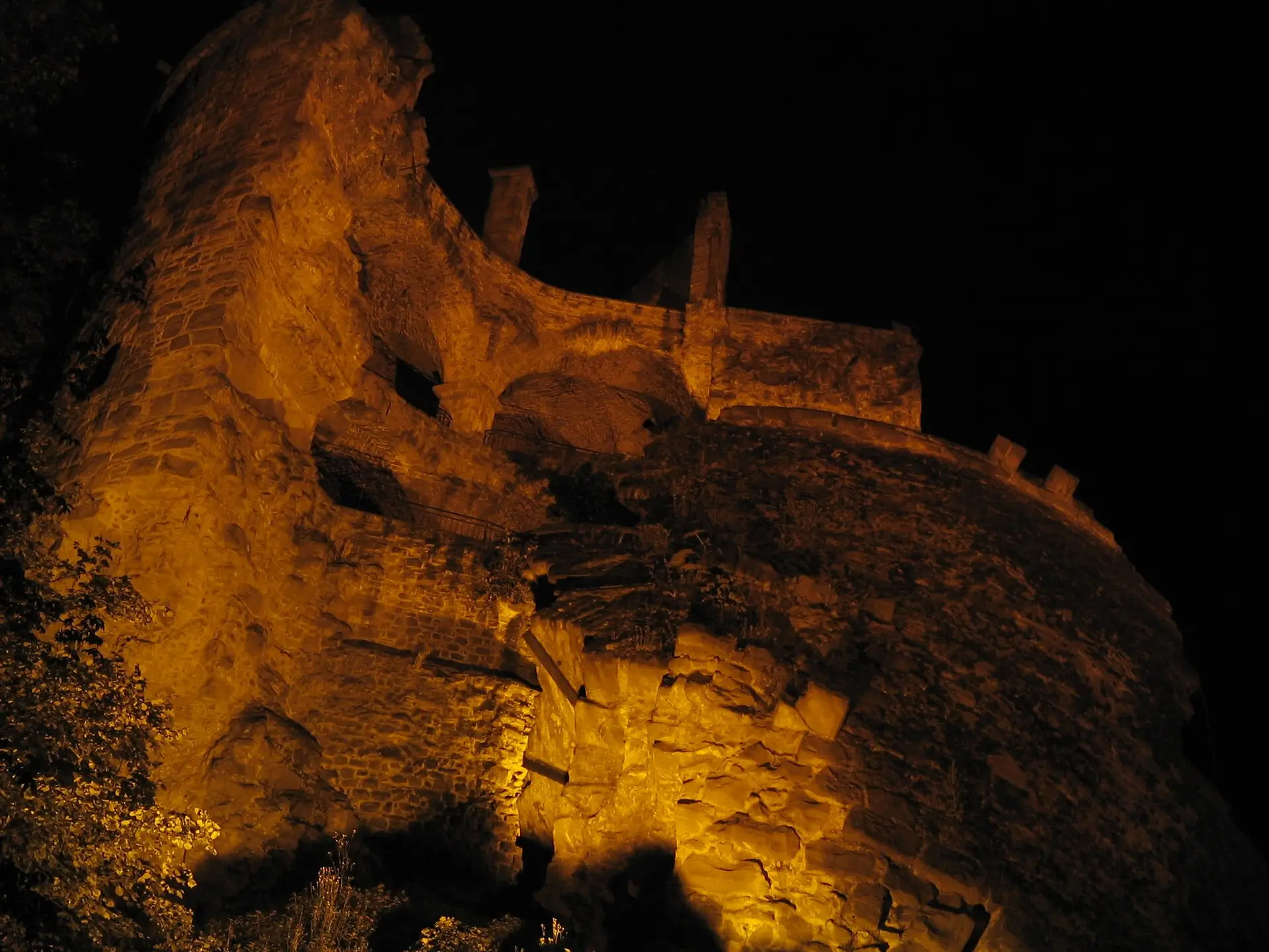 Ruine des Waffenturms am Heidelberger Schloss nachts angestrahlt
